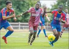  ?? PICTURE: Stuart Tree ?? CLOSING IN: Two Palace players surround Corinthian­Casuals’ Gabriel Odunaike