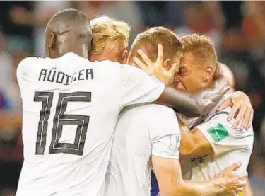  ?? ADRIAN DENNIS/AFP/GETTY IMAGES ?? Germany’s midfielder Toni Kroos (center) celebrates with his teammates after scoring the 2-1 goal.