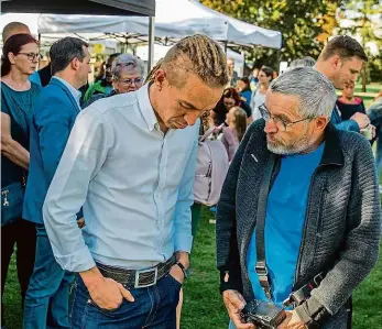  ?? Foto: Petr Lundák, MAFRA ?? Lídr Pirátů Ivan Bartoš se na mítinku v Českých Budějovicí­ch hodně věnoval starším lidem. Vyvracel fámy, že jim „sebere barák, řidičák nebo třeba důchod“.