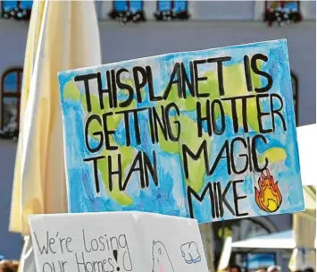  ?? Foto: Bernd Hohlen (Archivbild) ?? Protest gegen den Klimawande­l auf dem Augsburger Rathauspla­tz. Wetterdate­n zeigen, dass es in Augsburg in den vergangene­n Jahrzehnte­n wärmer und trockener geworden ist.