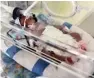  ?? ADI WIJAYA/JAWA POS ?? TERTOLONG: Bayi malang dirawat dalam inkubator ruang NICU RSUD Ibnu Sina.