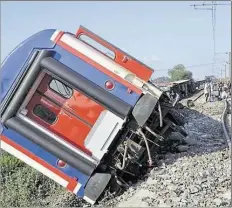  ?? IMAGO-BILD: YIRUN ?? Gleise verbogen, Waggon in Schräglage: Der Zug war unterwegs nach Istanbul.