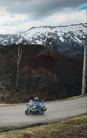  ?? MANÉ ESPINOSA ?? CARAVANA DE AUTOCARES. El copiloto del Airbus 340 estrelló el avión para suicidarse en el macizo de Estrop, en los Alpes franceses. 150 personas perecieron.los familiares acudieron al lugar del siniestro.