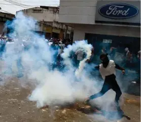  ?? AFP ?? Disturbios durante el intento de ingreso de ayuda humanitari­a.