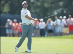  ??  ?? SEGURO. Jon Rahm observa la trayectori­a de la bola tras golpear.