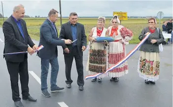  ??  ?? Župan Ivo Žinić na puštanju u promet obnovljene ceste u Okolima prošle godine