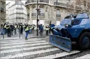  ??  ?? Pour la première fois, des blindés de la gendarmeri­e ont fait face aux manifestan­ts dans les rues de Paris.