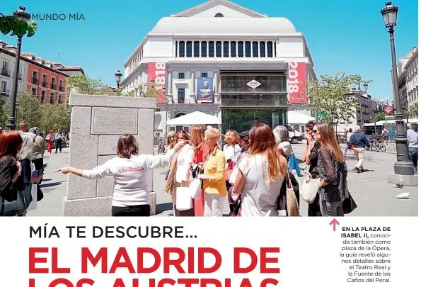  ??  ?? EN LA PLAZA DE ISABEL II, conocida también como plaza de la Ópera, la guía reveló algunos detalles sobre el Teatro Real y la Fuente de los Caños del Peral.