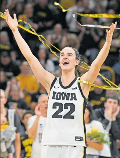  ?? ?? Caitlin Clark celebra el nuevo récord anotador en la historia de la NCAA: lleva 3.685 puntos.