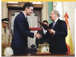  ??  ?? Los presidente­s de España, Pedro Sánchez, y de República Dominicana, Danilo Medina, se saludan ayer luego de firmar un memorando, en el Palacio Nacional, para fortalecer las relaciones entre ambos países.