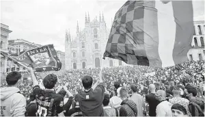  ??  ?? ‘LAUTAN MANUSIA’: Penyokong berkumpul di Piazza Duomo bagi meraikan kejayaan Inter Milan yang dinobatkan juara Serie A Itali.