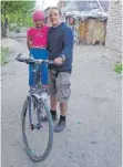  ??  ?? Lukas Herfeld holt Gena zu Hause mit dem Fahrrad ab.
