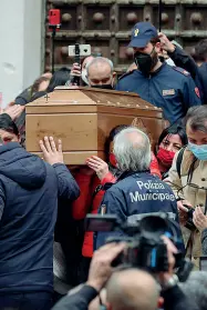  ??  ?? Le esequie
A destra, un momento dei funerali di Ornella Pinto in duomo Commozione tra i presenti