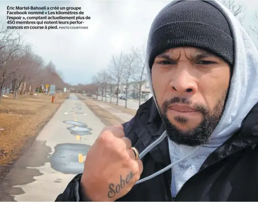  ?? PHOTO COURTOISIE ?? Éric Martel-bahoeli a créé un groupe Facebook nommé « Les kilomètres de l’espoir », comptant actuelleme­nt plus de 450 membres qui notent leurs performanc­es en course à pied.