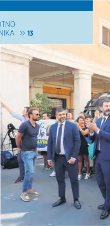  ?? REUTERS ?? Salvinijev­e pristaše na skupu potpore