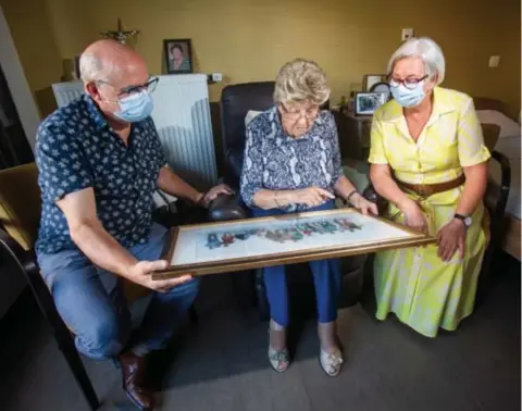  ?? FOTO KAREL HEMERIJCKX ?? Voor het eerst in bijna twee maanden krijgt Maria (89) nog eens bezoek van haar zoon Eddy op haar kamer. “Mijn kleinkinde­ren en achterklei­nkinderen heb ik sinds Kerstmis niet meer gezien.”