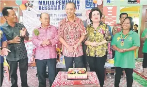  ??  ?? GENAP SETAHUN: Penguang dan isteri Monica diraikan pada majlis pemimpin bersama rakyat di Rumah Atam, Long Tisam semalam.