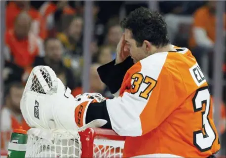  ?? TOM MIHALEK — THE ASSOCIATED PRESS ?? Brian Elliott had a rough day in Game 3 of the Flyers’ first-round playoff series against Pittsburgh. The Penguins scored three times in the second period including two in a five-second span. The veteran goalie, though, has shown the ability to bounce...