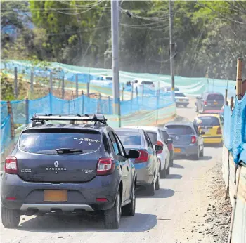  ?? S. SALDARRIAG­A/ADN. ?? El trancón para llegar a Pance se suele presentar los fines de semana. La vía está en obra.