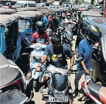  ?? CINUKA LIYANAWATT­E / Reuters ?? Cues davant d’una gasolinera ahir a la capital de Sri Lanka, Colombo