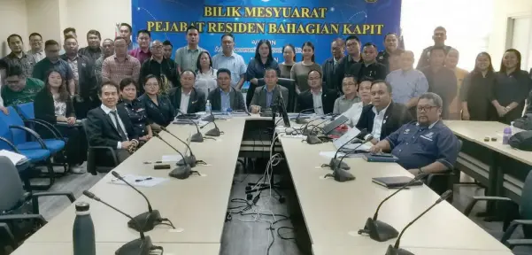  ?? ?? (Seated, from le ) Kapit divisional engineer Jawa Gara, Kapit police chief DSP Rohana Nanu, Bidah, Harry, Cerisologo, Galong, Deputy Kapit Resident Robert Liman and Calvin Linggong seen in a group photo with others during a briefing on Kapit Division developmen­t Strategy 2030.