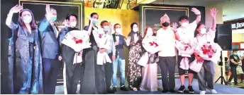  ??  ?? Siaw (fifth left), Mohammad Yakub, on his left, and Ting (third right) join the designers and representa­tives of sponsors in a group photo on the runway.