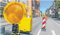  ?? FOTO: RALF LIENERT ?? Erste Behinderun­gen kündigen in Kempten an, dass die Allgäuer Festwoche unmittelba­r bevorsteht. Ab heute, Mittwoch, ist die Salzstraße bei der Staatliche­n Realschule dicht.