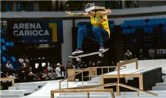  ??  ?? Com camisa da seleção brasileira de futebol, Leticia Bufoni faz manobra em arena no Parque Olímpico