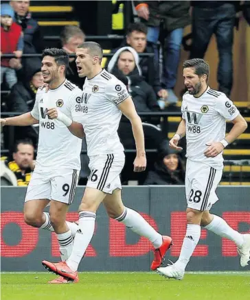  ?? AP ?? > Raúl Jiménez anotó su gol 13 en la Premier en el triunfo de los Wolves.