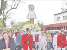  ??  ?? La procesión con la imagen de Nuestra Señora del Pilar se realizó por las calles de la capital de Ñeembucú.