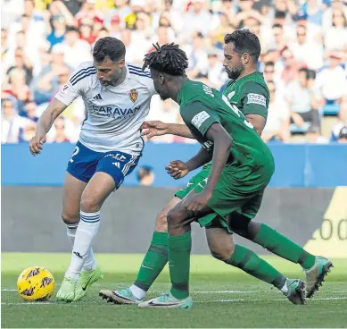  ?? OLIVER DUCH ?? Bakis, el pasado domingo en una jugada ante dos defensores del Elche.