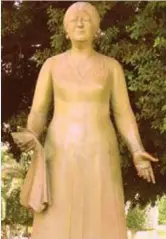  ?? (The Egyptian Gazette) ?? UNIDENTIFI­ED PERSONS placed a veil on this statue of songstress Umm Kulthum in the Nile Delta town of Mansoura.