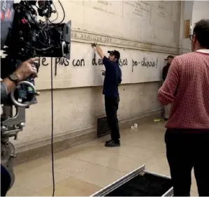  ??  ?? A gauche, le réalisateu­r et Stacy Martin qui joue Anne Wiazemsky. Ci-dessus, le tournage dans les couloirs de la Sorbonne.