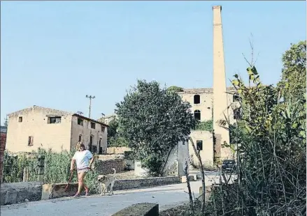  ?? VICENÇ LLURBA ?? Esta colonia industrial, ubicada junto al río Gaià y levantada sobre un molino medieval. cerró en 1975