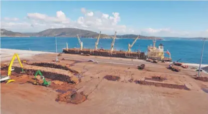  ??  ?? En el puerto ferrolano se movieron 200.000 toneladas de madera en los diez primeros meses del año.