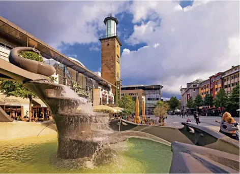  ?? FOTOS: IMAGO ?? Brunnen auf dem Friedrich-Ebert-Platz mit Volme-Galerie und Rathaustur­m in Hagen.