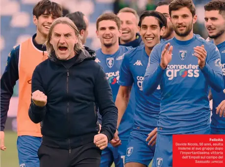  ?? LAPRESSE ?? Felicità Davide Nicola, 50 anni, esulta insieme al suo gruppo dopo l’importanti­ssima vittoria dell’Empoli sul campo del Sassuolo