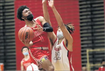  ?? PHOTOS BY MIKE MANTUCCA / DAILY SOUTHTOWN ?? Homewood-Flossmoor’s Daniel Reed (1) goes for a layup against Bolingbroo­k’s Donaven Younger (22) during a game on Tuesday.