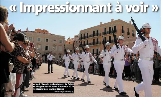  ?? (Photos Cyril Dodergny) ?? Arme à l’épaule, les Carabinier­s du Prince se dirigent vers la porte d’honneur où ils vont remplacer leurs collègues.