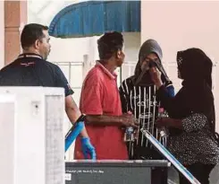  ??  ?? WANITA dipercayai ahli keluarga mangsa ditenangka­n ketika hadir di Jabatan Perubatan Forensik, Hospital Pulau Pinang, semalam.