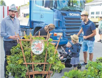  ?? SZ-FOTOS: HOG ?? Tobias Schartmann und Johannes Holl liefern Hopfen mit dem Leiterwage­n an.