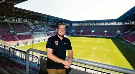  ?? Foto: Ulrich Wagner ?? Die normalerwe­ise bestens gefüllten Stehplätze im Stadion des FC Augsburg sind an den Spieltagen der Hauptarbei­tsplatz von FCA-Fanbetreue­r Markus Wiesmeier. Während der Geisterspi­ele verbringt er die meiste Zeit vor der Arena.