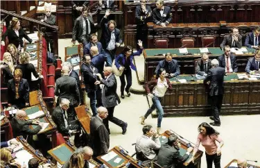  ?? LaPresse ?? Di corsa I deputati ieri nell’aula di Montecitor­io durante il voto sugli emendament­i al ddl Anticorruz­ione