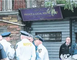  ?? FOTO: AFP ?? La escena del crimen frente al club social Triple A Aces en Utica Avenue.