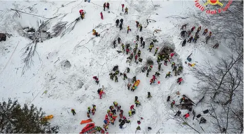  ?? Foto: Vigili del Fuoco, dpa ?? Nichts zu sehen als ein paar Löcher: Die Einsatzkrä­fte versuchten am Wochenende weiter, sich zum Hotel Rigopiano durchzugra­ben.