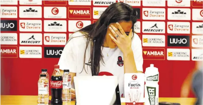  ?? Jaime Galindo ?? Vega Gimeno no puede aguantar las lágrimas durante el anuncio de su retirada.