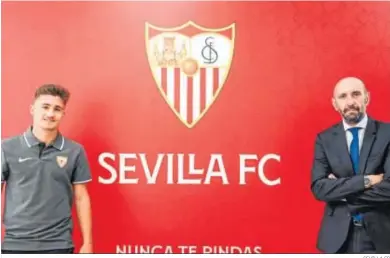  ?? SEVILLA FC ?? Iván Romero y Monchi, en el anuncio de la renovación del goleador del Sevilla Atlético.