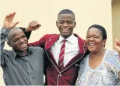  ?? Picture: ANTONIO MUCHAVE ?? DISTINCTIO­N: Dendron pupil Karabo Moremi with his father, Mashilo, and mother, Mmako