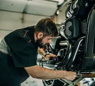  ??  ?? Ci sono i meccanici specializz­ati nella manutenzio­ne e riparazion­e delle moto anche se i bikers spesso amano fare tutto da soli