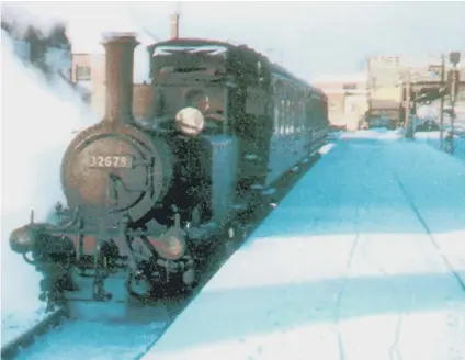  ??  ?? The Hayling Billy at Havant Station in January 1963 waiting to leave.
Picture: Barry Cox postcard collection.